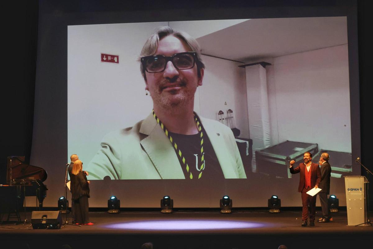 El doctor Diego González Rivas intervino por videoconferencia.