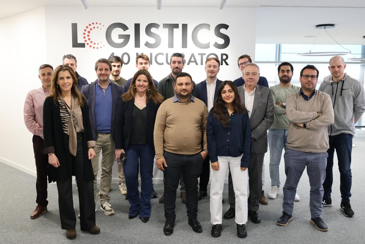 Foto de familia de los participantes de la nueva incubadora de Logística 4.0