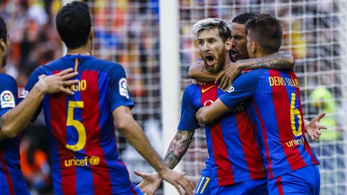 Messi celebra con rabia el penalti transformado que da la victoria al Barça en Mestalla.