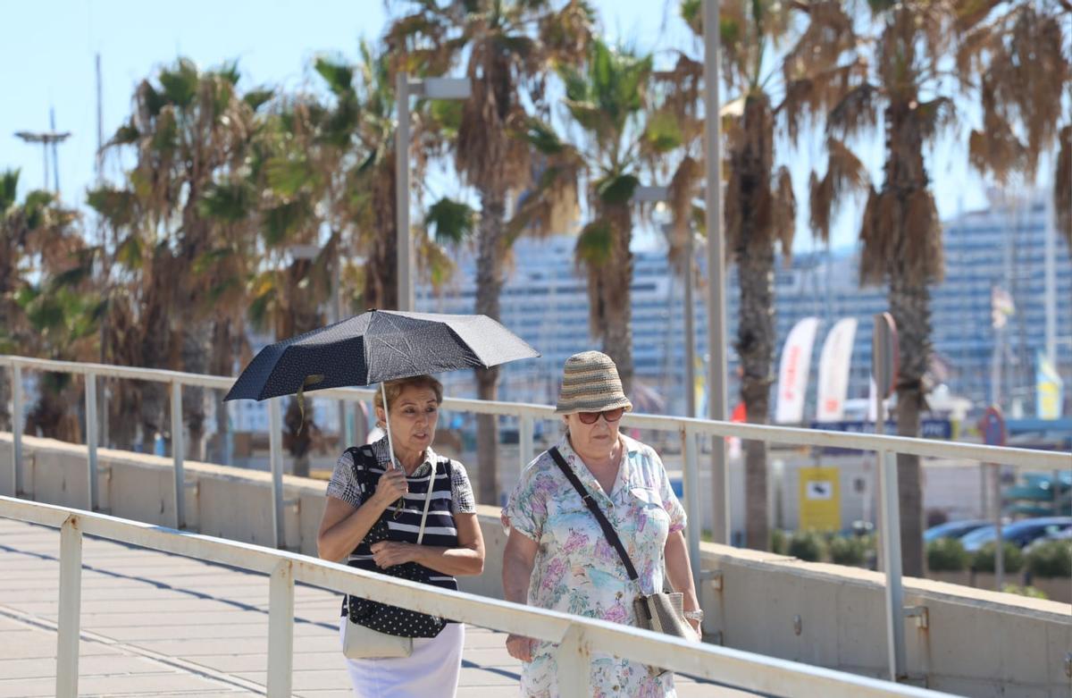 Paseando estos días por València con paraguas, pero para protegerse del sol.