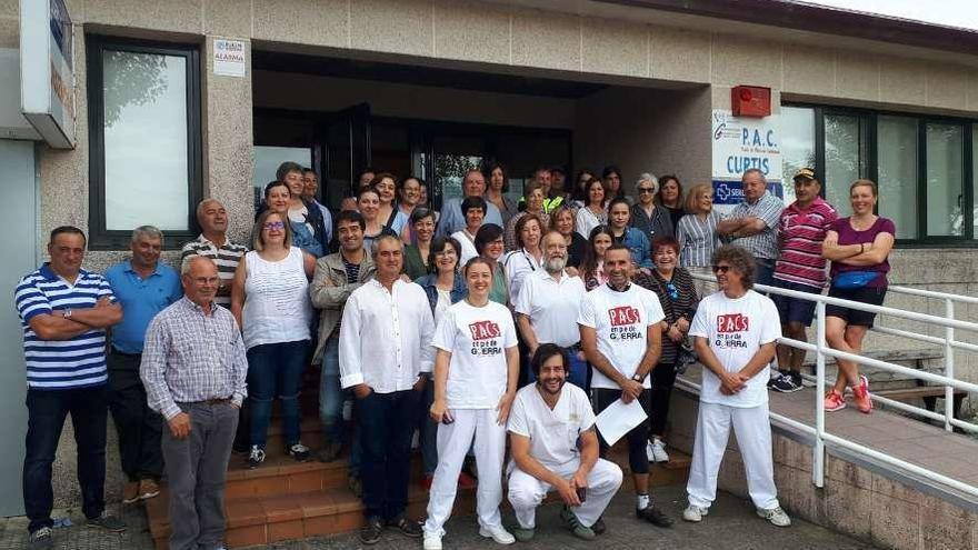 Concentración de personal médico y vecinos, ayer ante el PAC de Teixeiro.