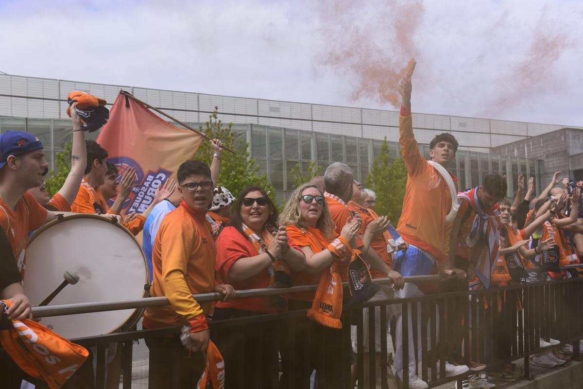 Recibimiento al Leyma Básquet Coruña antes de la semifinal por el ascenso a ACB ante el Palencia