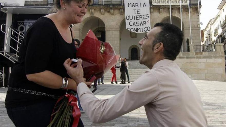 La plaza Mayor de Cáceres se convierte en escenario de petición de matrimonio