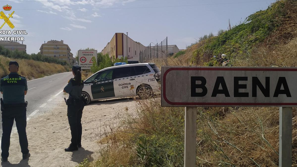 Dos agentes prestan servicio a la entrada de Baena.