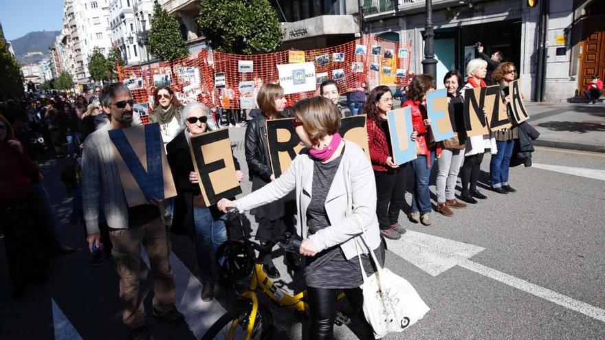 Asistentes a la manifestación esta mañana, por la calles de Oviedo, en favor de los refugiados.