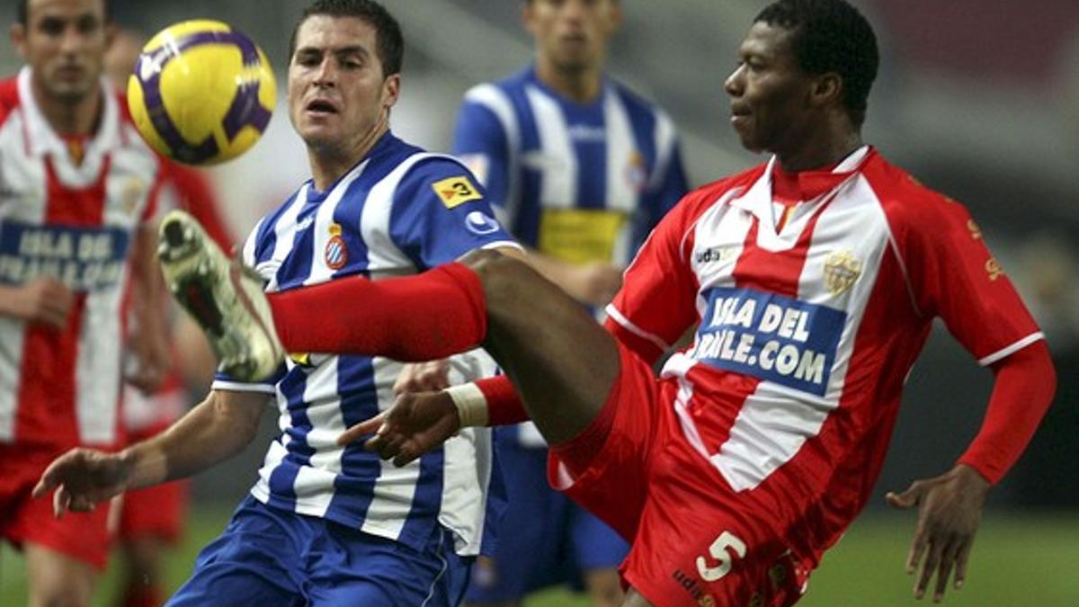 Kalu Uche, en un partido del UD Almería contra el Espanyol.
