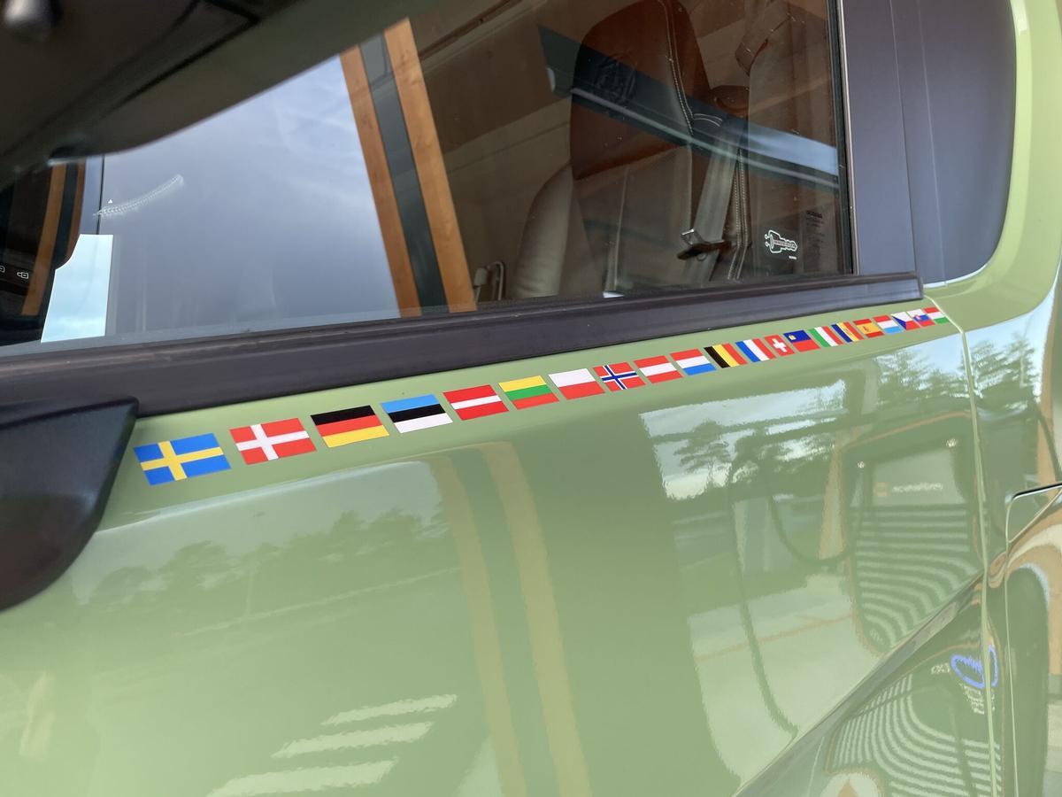 Puerta del camión con todas las banderas de los paises que ha recorrido