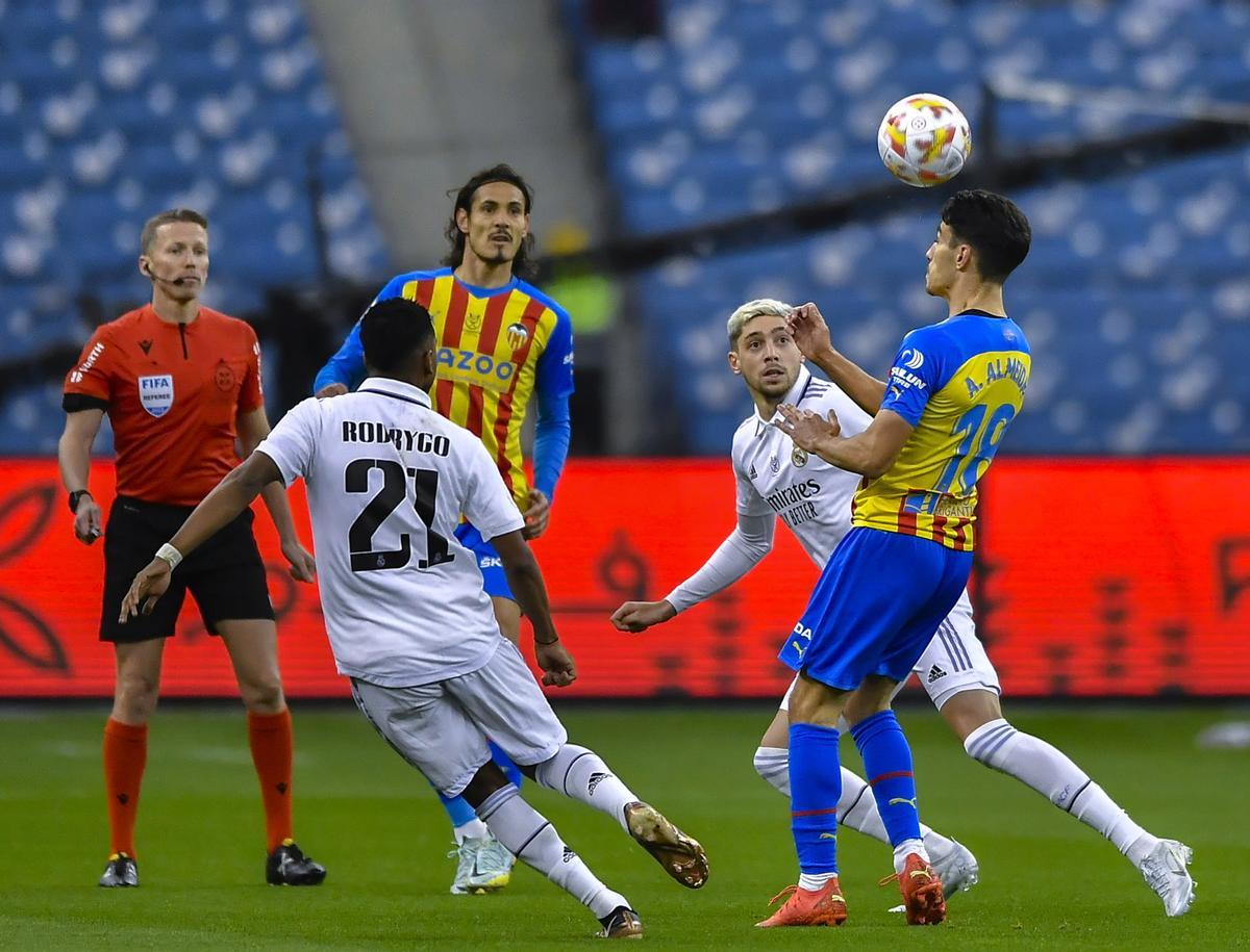 Riyadh (Saudi Arabia), 11/01/2023.- Valencia player Andre Almeida (R) in action against Real Madrid players Rodrygo (L) Federico Valverde (C) during the Supercopa de Espana semi-final match between Real Madrid and Valencia, in Riyadh, Saudi Arabia, 11 January 2023. (Arabia Saudita) EFE/EPA/STR