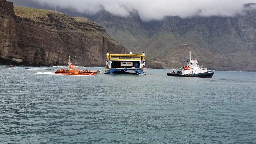 Evacuados los pasajeros del catamarán de Fred Olsen al muelle de Agaete