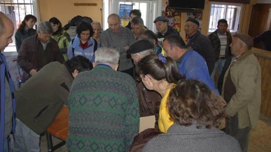 Vecinos de Rábano de Sanabria y técnicos de Medio Ambiente revisan una de las zonas con fincas particulares.