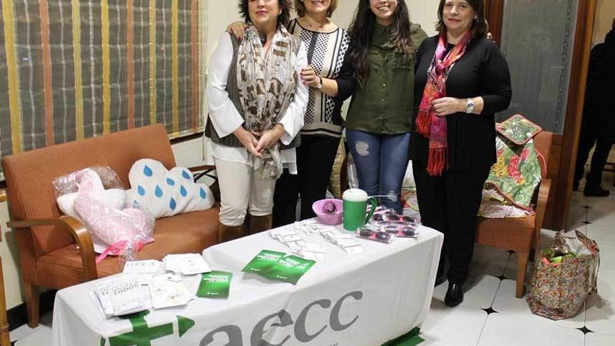 Por la izquierda, Conchi Vega, Soco Alonso, Aida Carenas y Loli Martínez en el puesto de la Asociación Española Contra el Cáncer antes del acto.