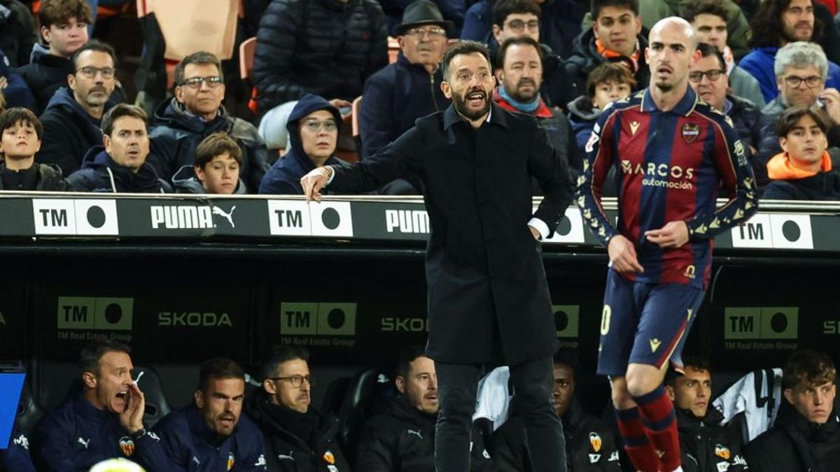 Carlos Corberán da instrucciones a los suyos en el Valencia - Levante
