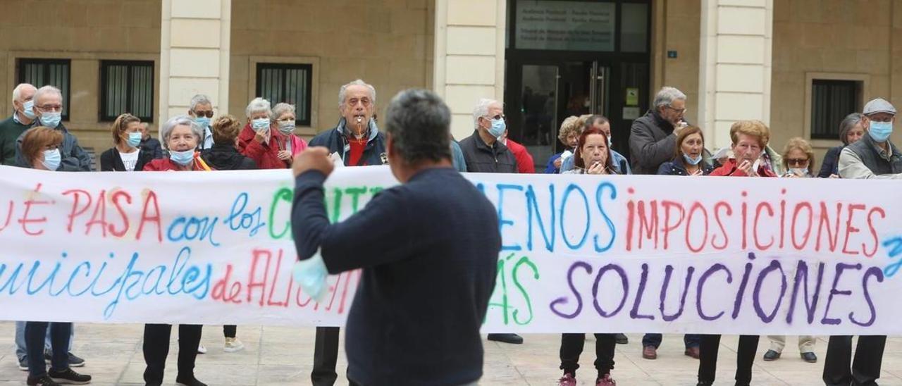 Un instante de la protestas de esta mañana frente al Ayuntamiento, durante el pleno municipal