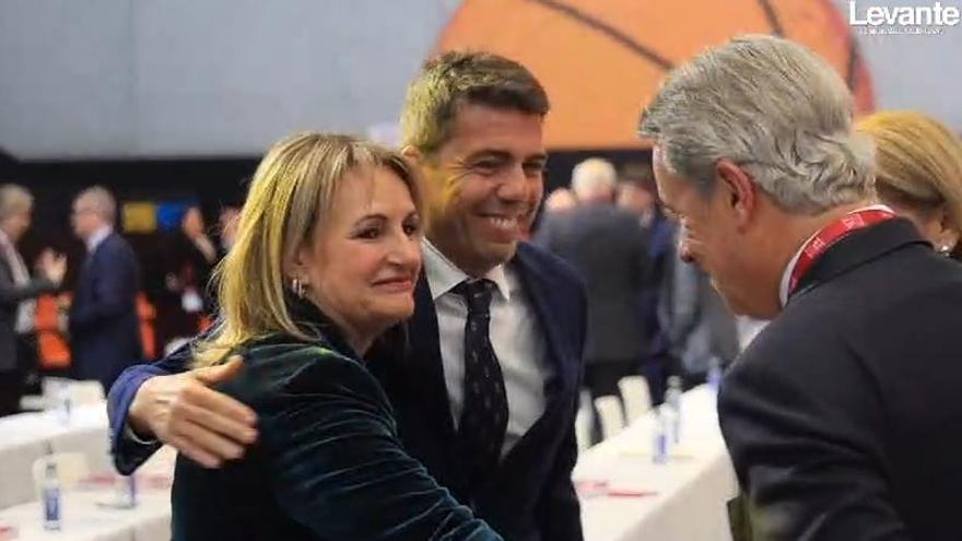 Reencuentro Mazón y Nuria Montes en la Asamblea de AVE
