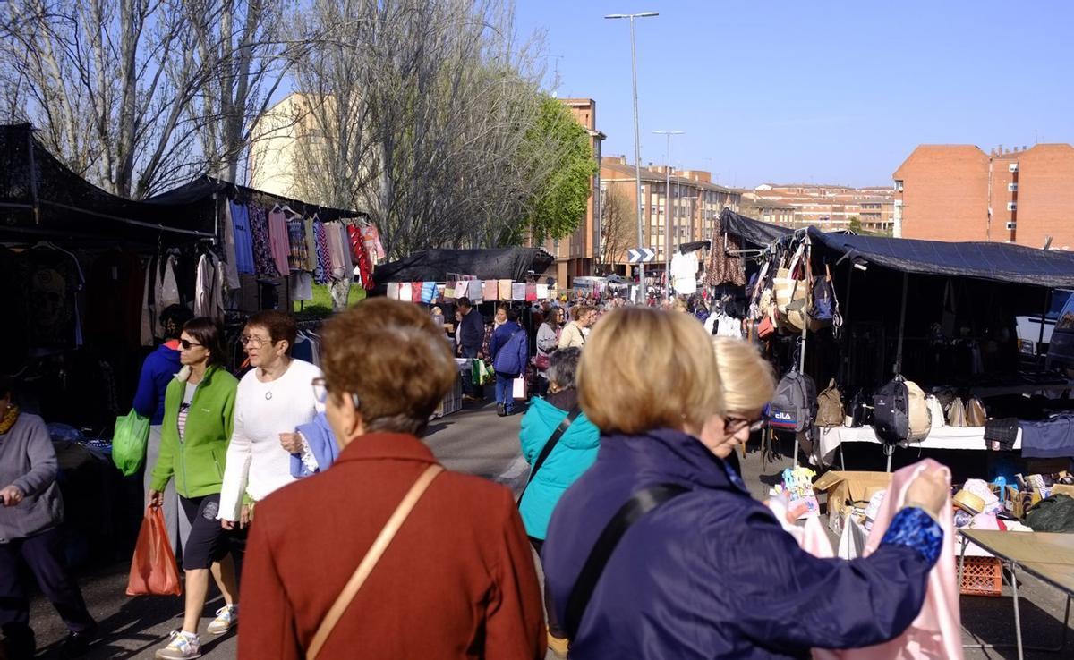 Mercadillo de ropa en la Cañada de la Vizana.