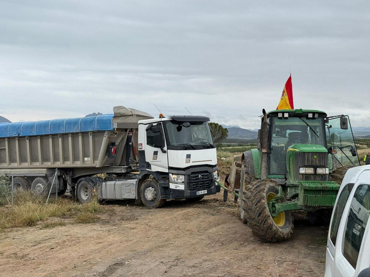 Algunos camiones para la retirada del crudo han quedado atascados en el barrizal