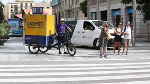 El nuevo paso de peatones con franjas blancas, y algunos que no son peatones dispuestos a atravesarlo, el pasado martes.