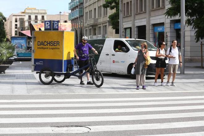 El nuevo paso de peatones con franjas blancas, y algunos que no son peatones dispuestos a atravesarlo, el pasado martes.
