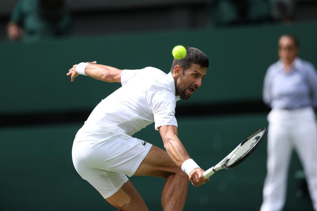 Wimbledon (United Kingdom), 16/07/2023.- Novak Djokovic of Serbia in action during the Men’s Singles final match against Carlos Alcaraz of Spain at the Wimbledon Championships, Wimbledon, Britain, 16 July 2023. (Tenis, España, Reino Unido) EFE/EPA/NEIL HALL EDITORIAL USE ONLY