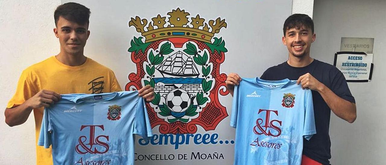 Dani Reguera, a la izq., y Darío Ferradás, a la dcha., posan con la camiseta del Moaña. |  // FDV