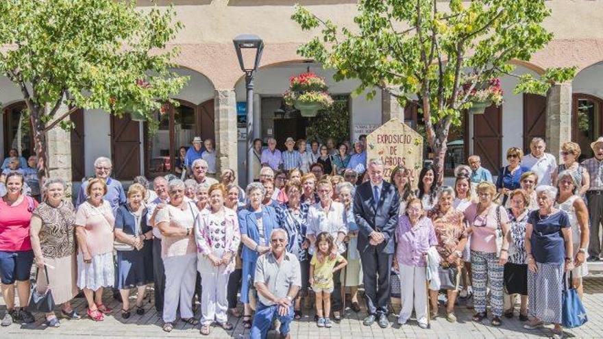 Els avis del Casal Sant Domènec davant els locals actuals del Passeig