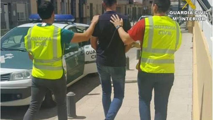 La Guardia Civil con el gestor de seguros arrestado.