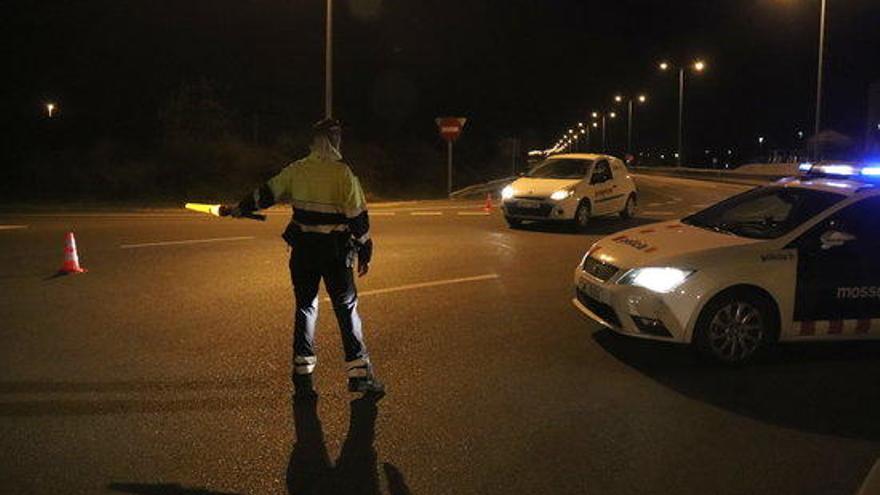 Un dels controls dels Mossos d&#039;aquesta primera nit de toc de queda