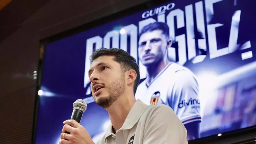 Guido Rodríguez, presentado como jugador del Valencia CF