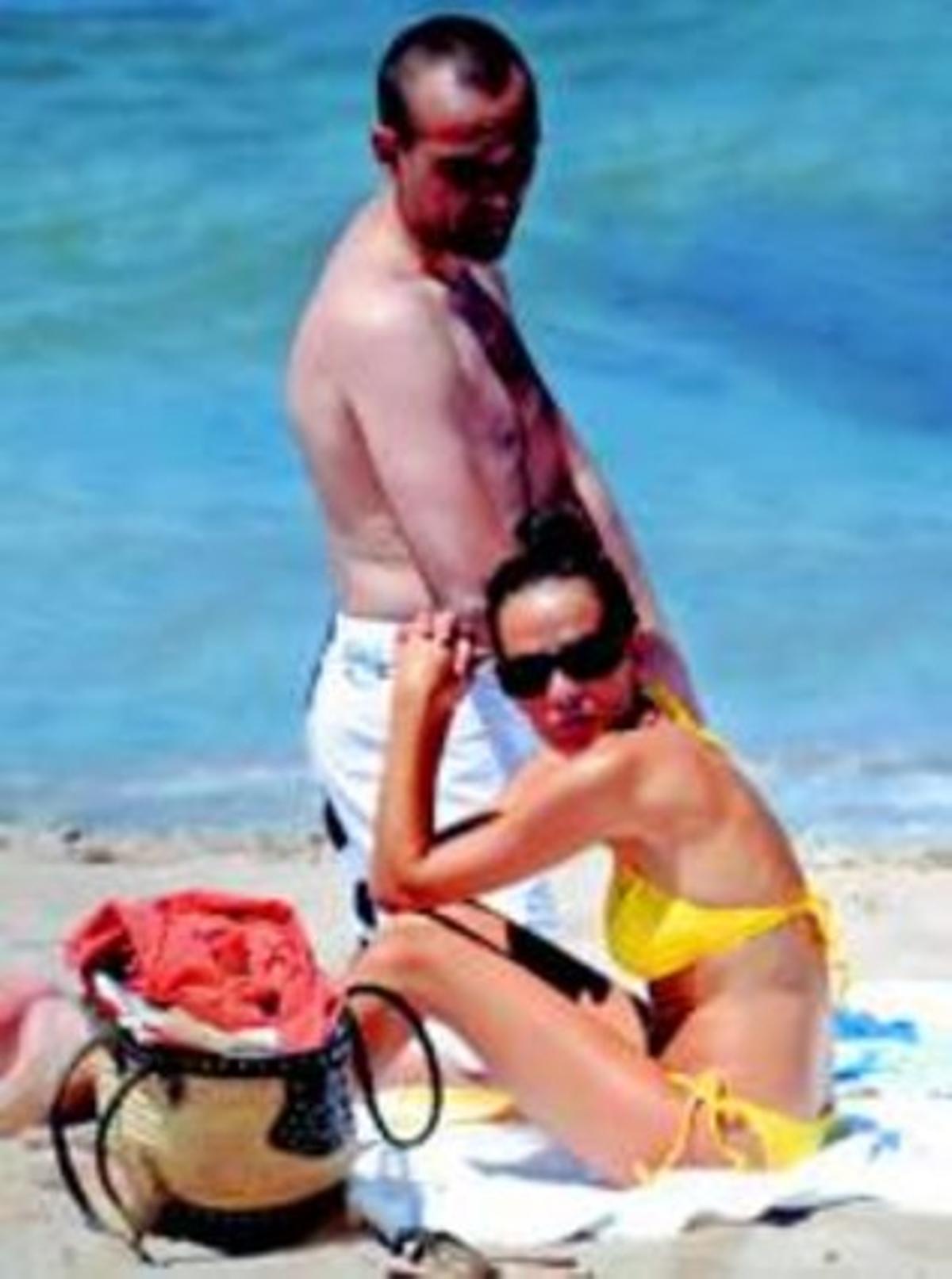 Mejide i la presentadora de TV Ruth Jiménez, en una platja menorquina. Mejide i la presentadora de TV Ruth Jiménez, en una platja menorquina.