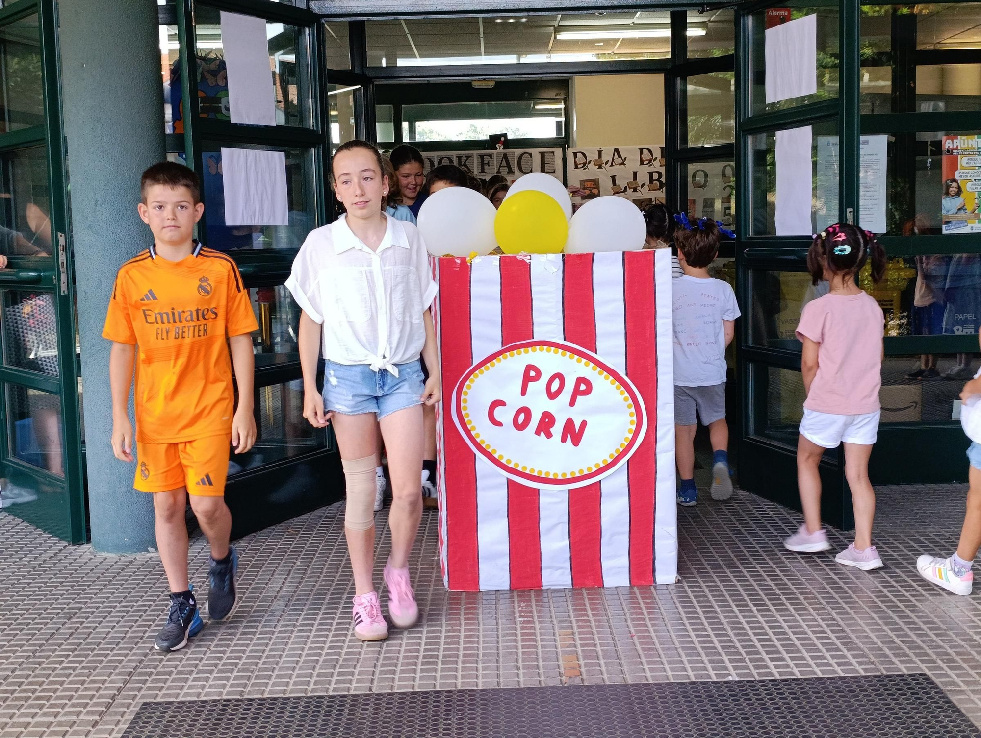 El colegio La Fresneda entierra sus deseos de futuro en una cápsula del tiempo