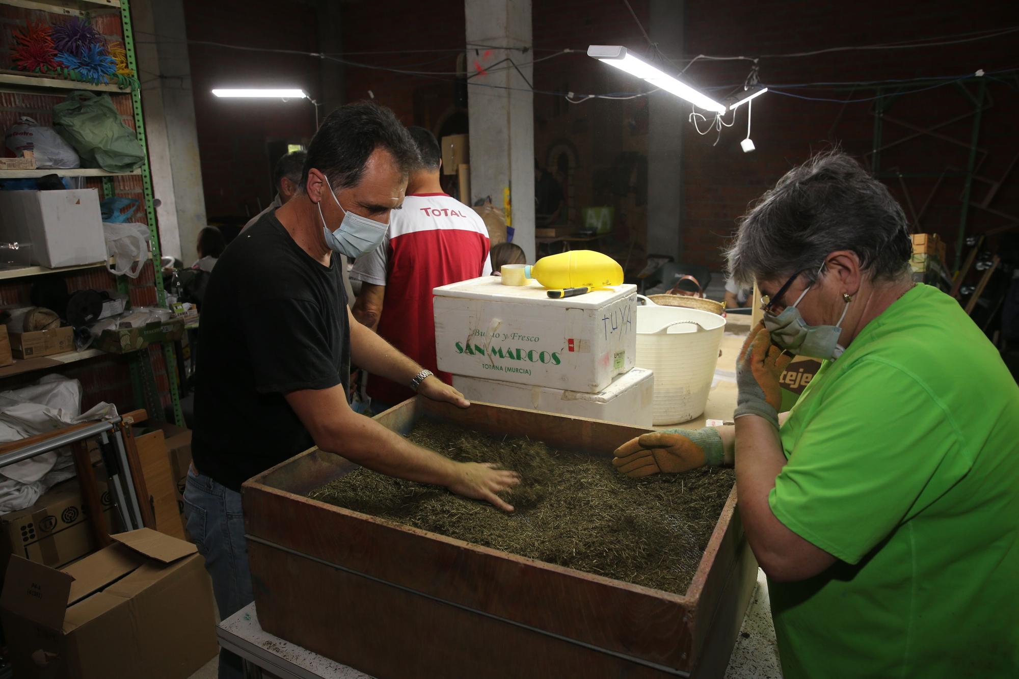 Los preparativos de las alfombras del Corpus en Bueu