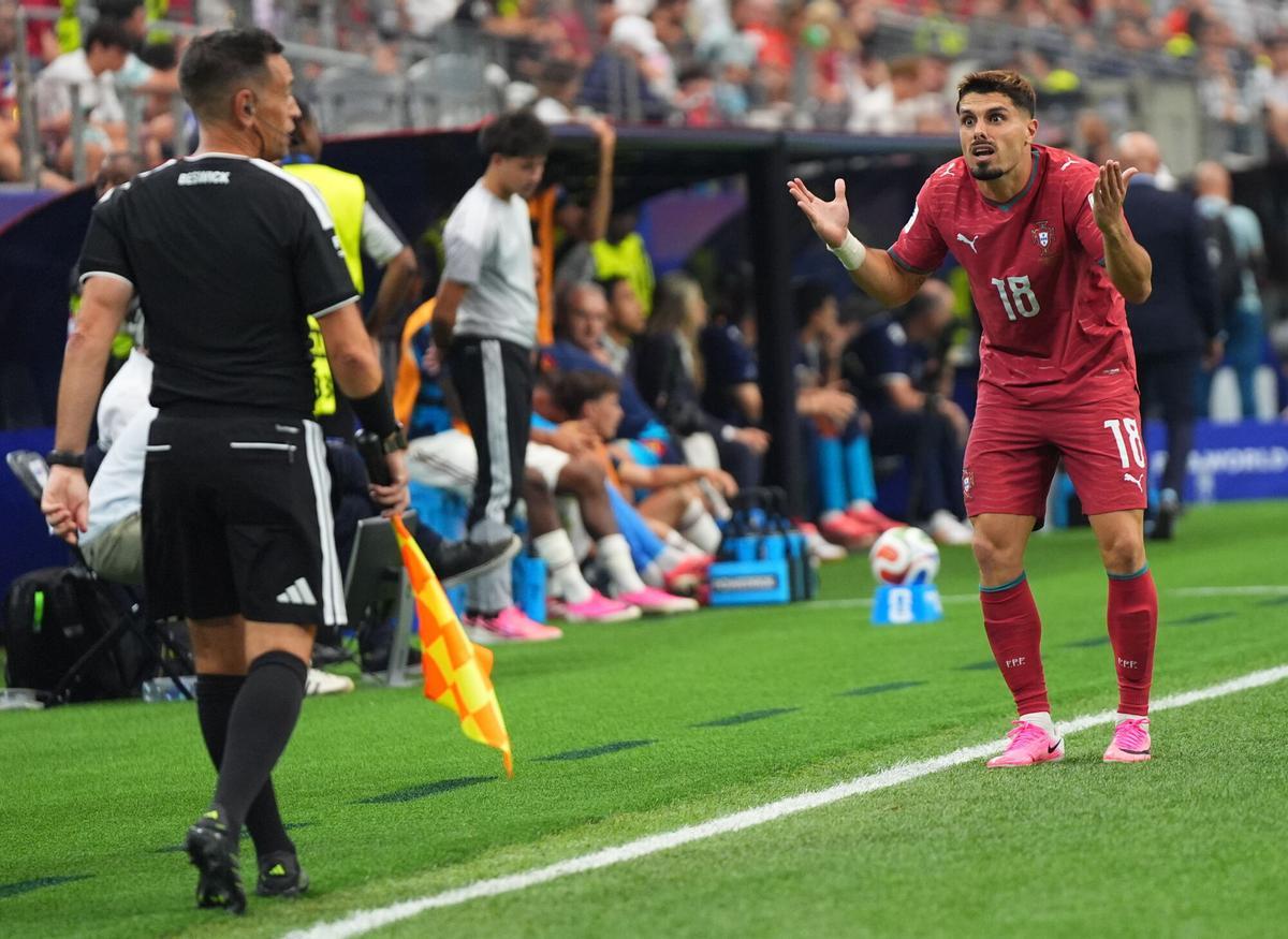 El portugués Pedro Neto reclama una acción al árbitro asistente. El portugués Pedro Neto reclama una acción al árbitro asistente.