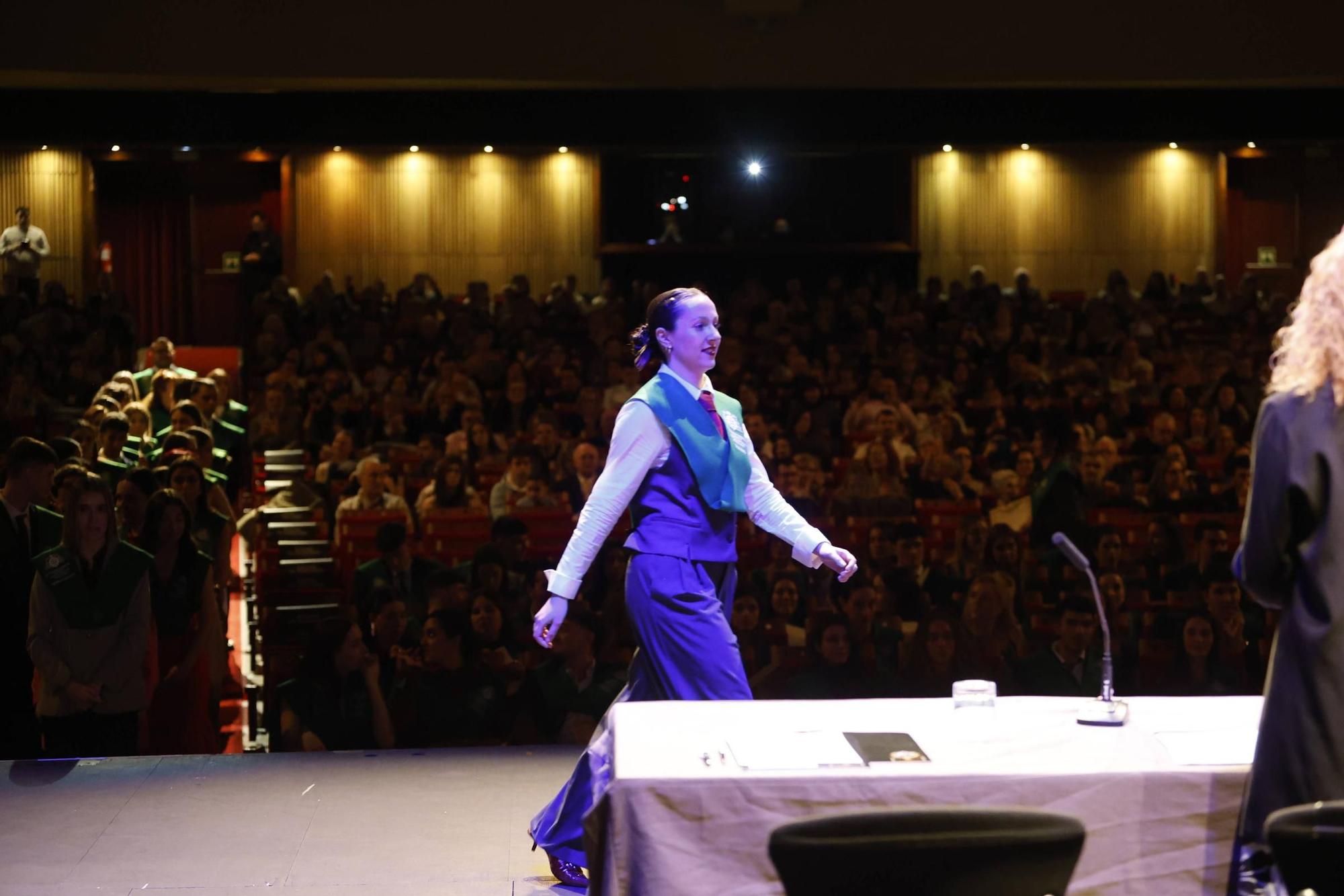 La graduación y los homenajes de la Facultad de Comercio, Turismo y Ciencias Sociales "Jovellanos", en imágenes