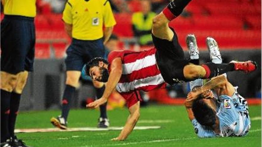 Tito en una acrobàtica acció durant el duel contra el Bilbao Athletic.