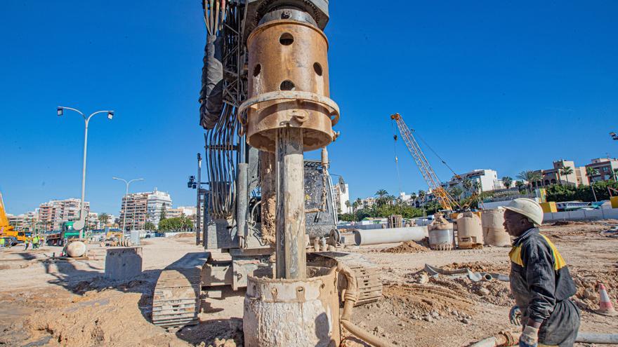 Obras de la nueva zona de ocio Paseo del Mar en el puerto de Torrevieja