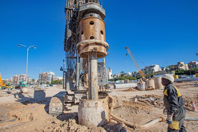 Obras de la nueva zona de ocio Paseo del Mar en el puerto de Torrevieja