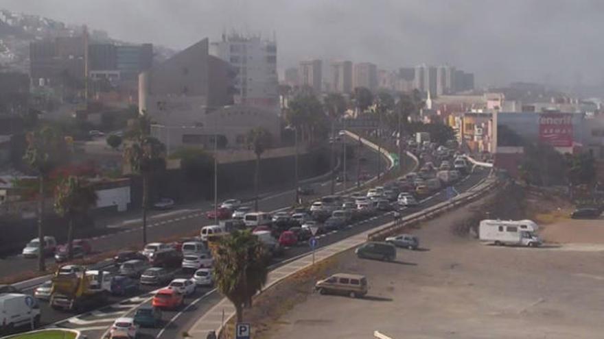 El Cabildo retirará 20 farolas de la Avenida Marítima como medida de precaución