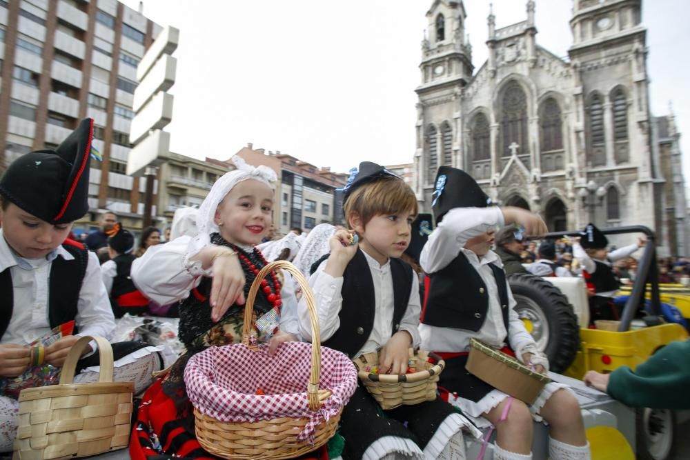 Desfile de carrozas el Lunes de Pascua en Avilés