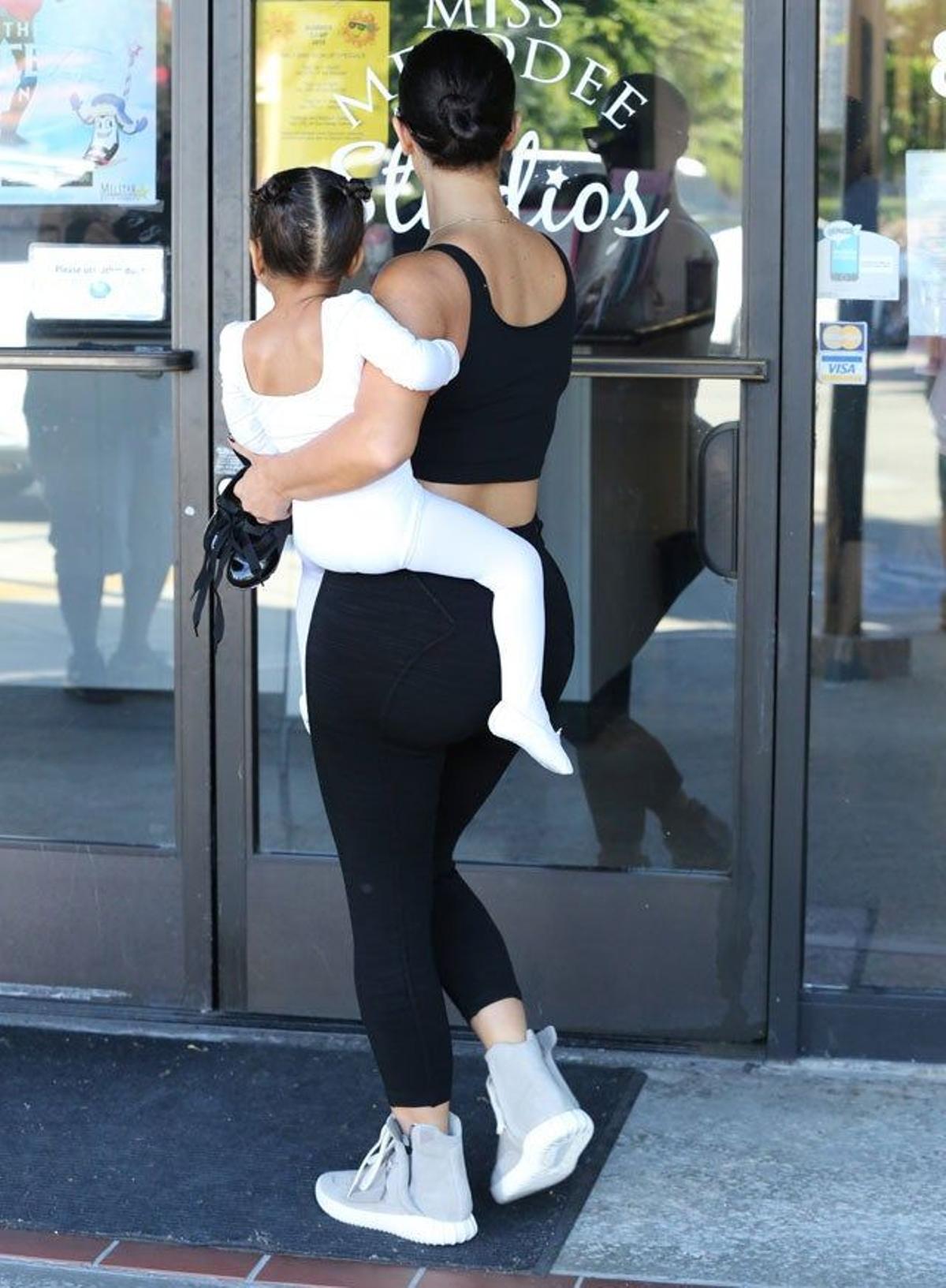 Kim Kardashian y Nori entrando en el centro de baile al que está apuntada la niña