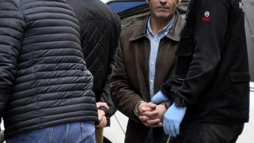 Javier Ledo durante una de las visitas a su casa de Navia, una vez detenido por la Guardia Civil.