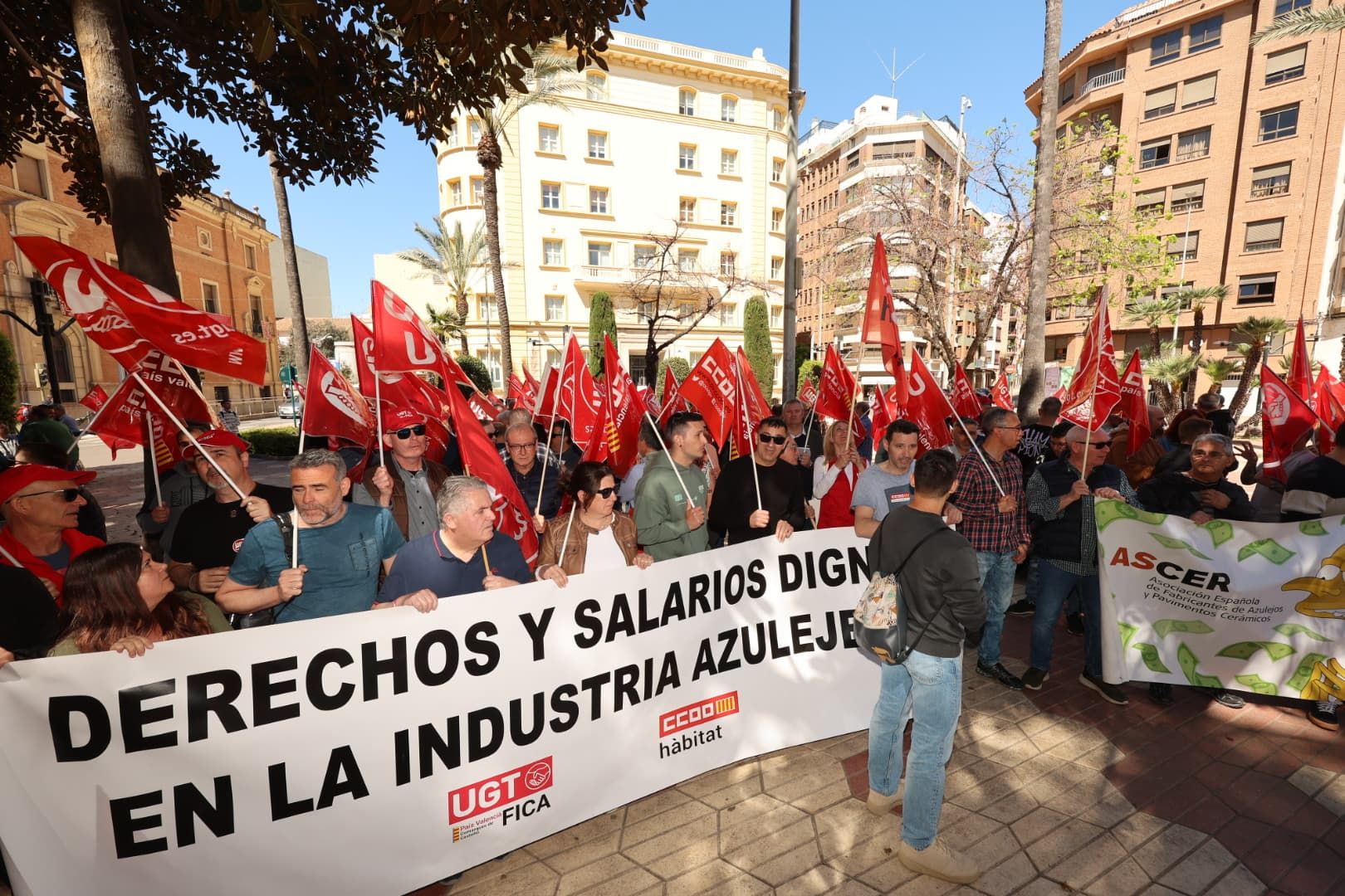 Galerías: Los sindicatos se movilizan en Castellón por el convenio de la cerámica tras el bloqueo de la negociación