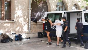 Policías conducen a los miembros de la manada alemana ante el juez.