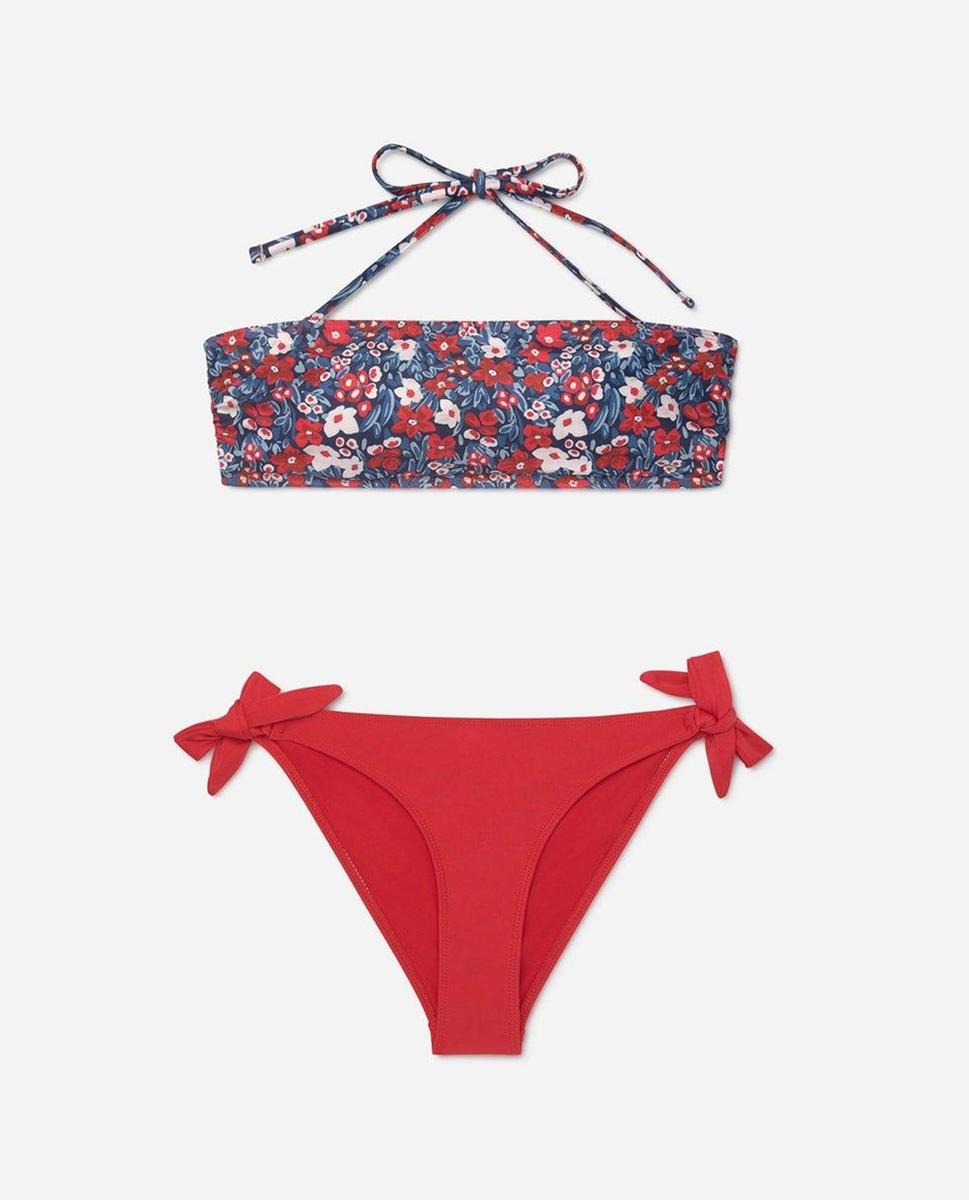 Bikini con top bandeau de florecitas y braguita roja de Lefties. (Precio top: 4,99 euros. Precio braguita: 5,99 euros)