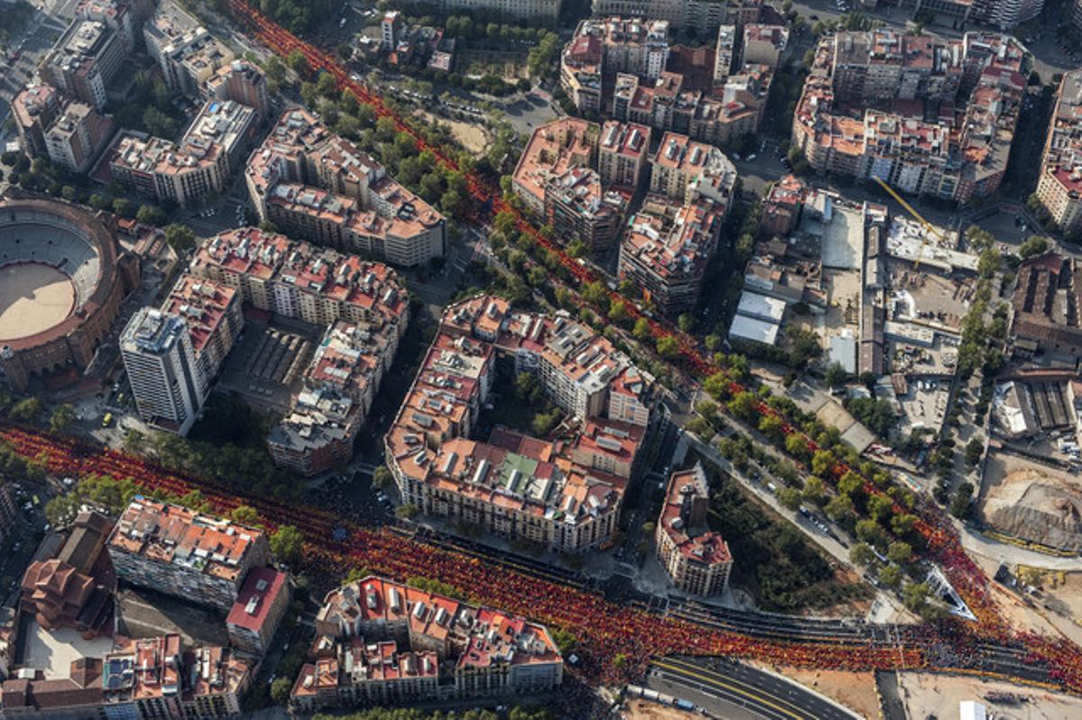 Imatge aèria de la gran ’V’ formada a la Gran Via i la Diagonal, amb el vèrtex a Glòries.