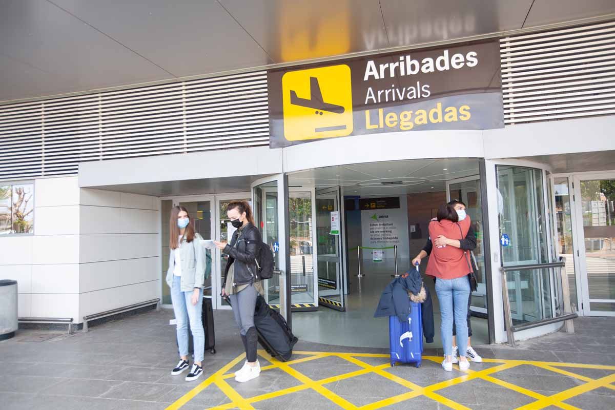 Turistas con cuentagotas en el aeropuerto de Ibiza