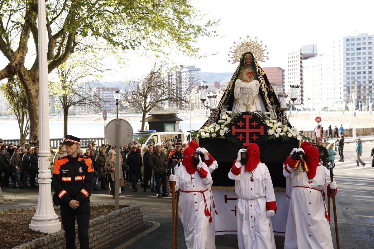 La Virgen de la Soledad, en el comienzo de la procesión del Sábado Santo del año pasado.