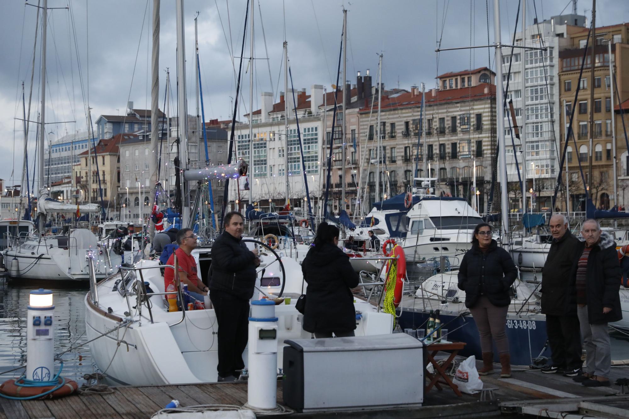 En imágenes: El barco navideño de Gijón ya surca el Cantábrico