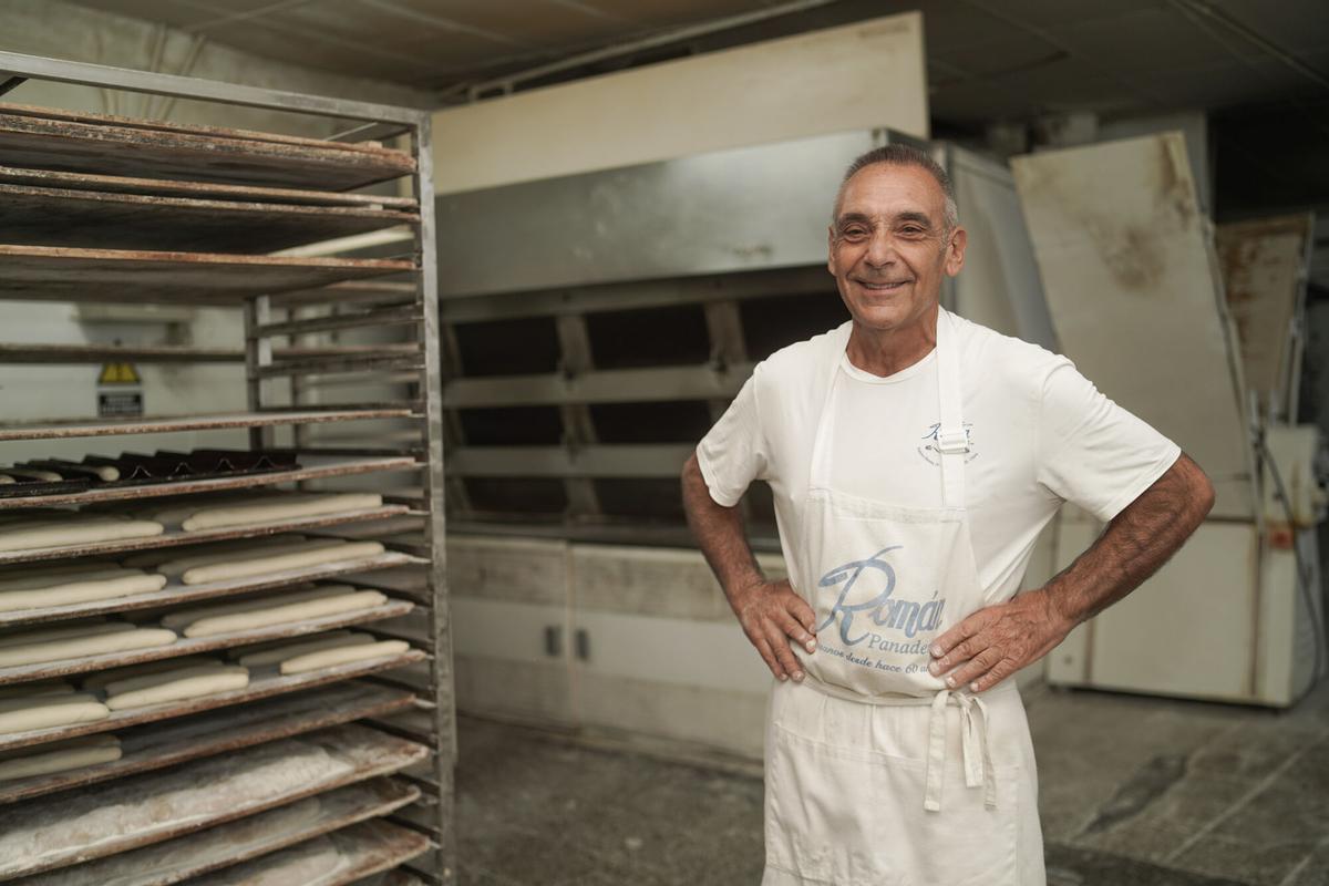 Román Sánchez posa sonriente junto a sus masas.