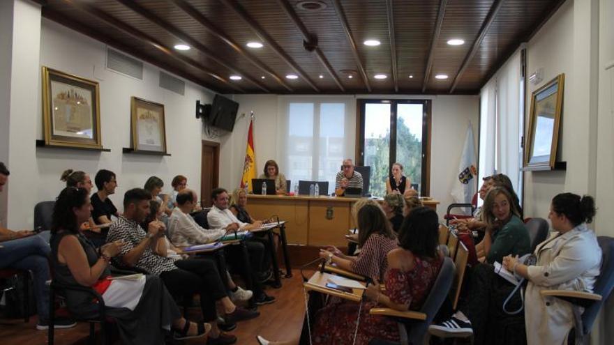 Reunión del Consello Municipal de Educación de Ames presidido por el regidor Blas García / concello