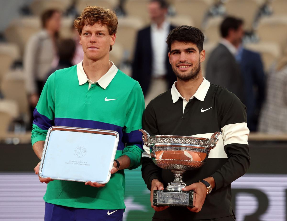 El italiano Jannik Sinner (i) y Carlos Alcaraz, los dos primeros del ránking mundial, posan tras la disputa de la final de Roland Garros que ganó el español. EFE/EPA/MOHAMMED BADRA. roland garros 2025. final